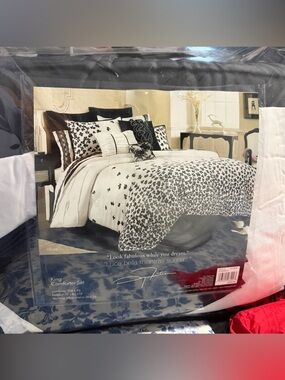 Daisy Fuentes Black and White King Comforter Set